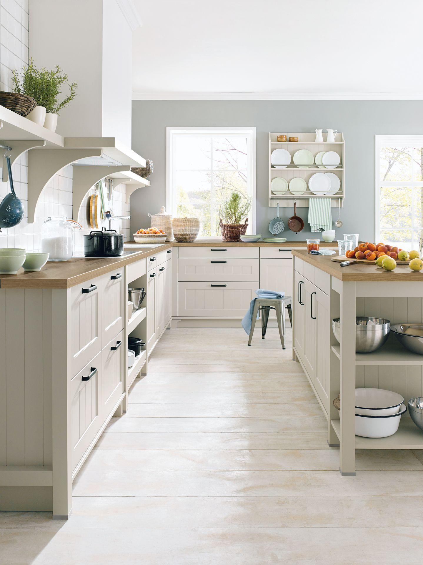 Helle Landhausküche mit offenen Regalen, Holzarbeitsplatte und gemütlicher Atmosphäre – charmantes Küchenstudio Füssen für stilvolle Wohnküchen mit viel Stauraum.