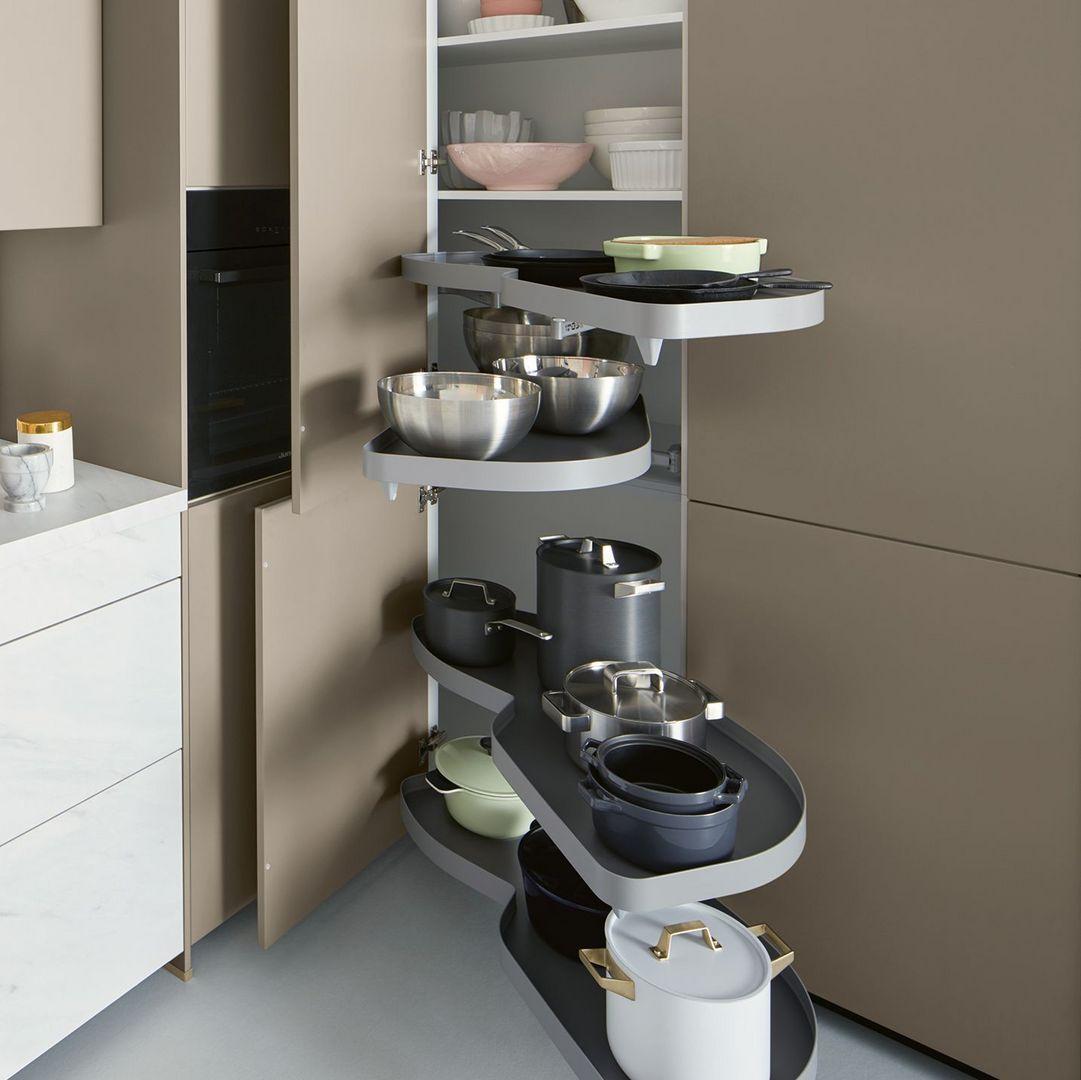 Praktischer Eckschrank mit ausziehbaren Le-Mans-Regalen für Töpfe und Schüsseln – clevere Küchenmontage im Allgäu mit optimaler Stauraum-Lösung und ergonomischem Design.